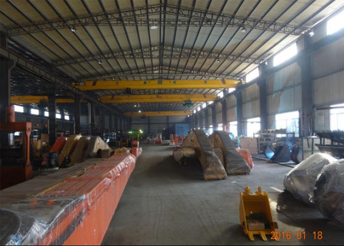 挖机改臂车间5
